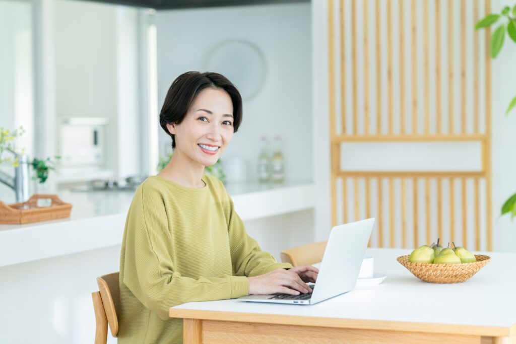 Webデザイナーとしてパソコンを使って仕事をする女性