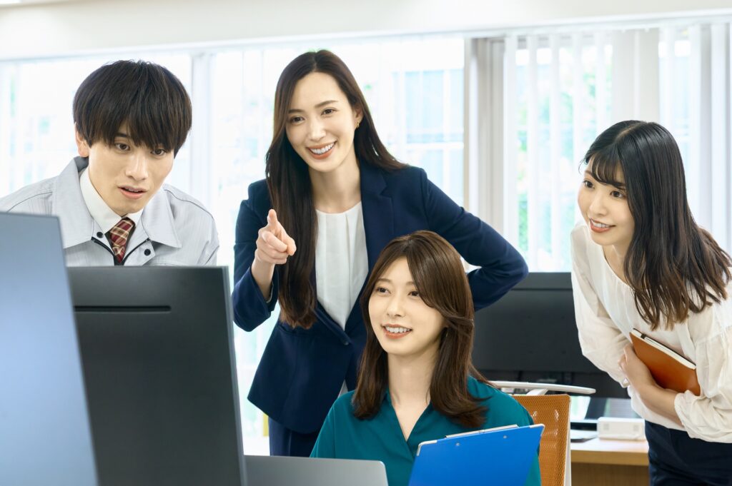 女性エンジニアとして複数人で仕事をするデザイナー出身の女性